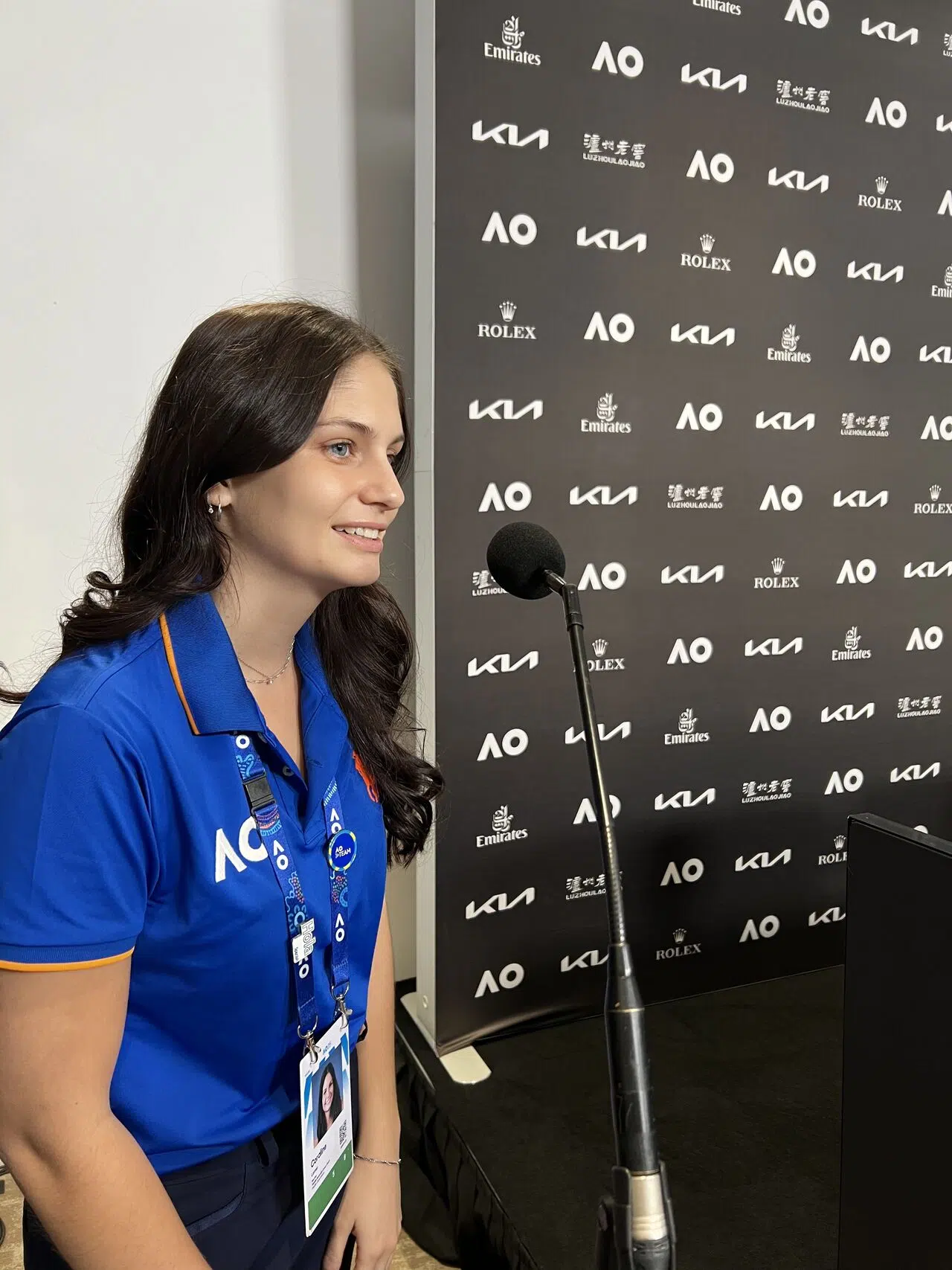 Coraline Lamer au microphone à l’Australian Open