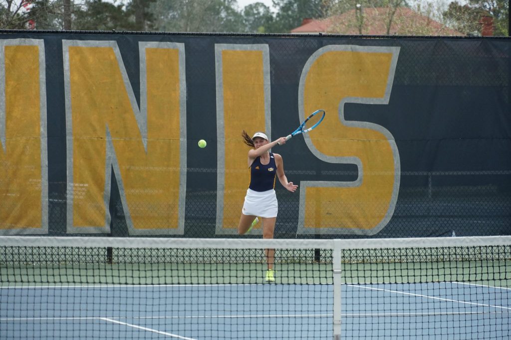 Coraline Lamer lors d’un match de tennis universitaire